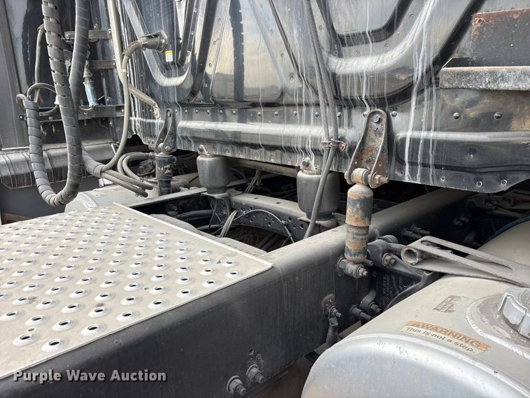 image for item ET7483 2016 Freightliner Cascadia semi truck