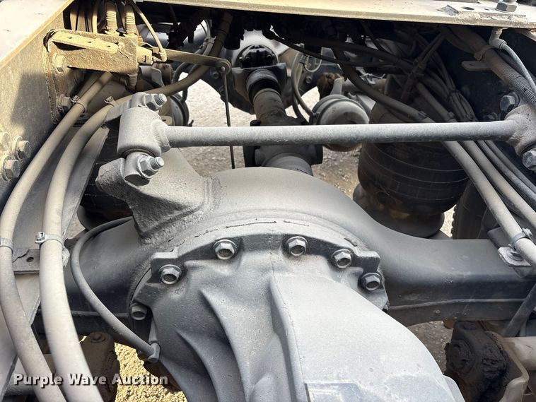 image for item ET7483 2016 Freightliner Cascadia semi truck