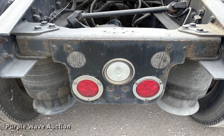 image for item ET7483 2016 Freightliner Cascadia semi truck