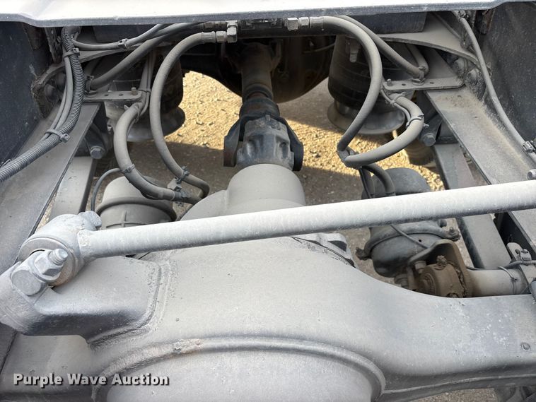 image for item ET7483 2016 Freightliner Cascadia semi truck