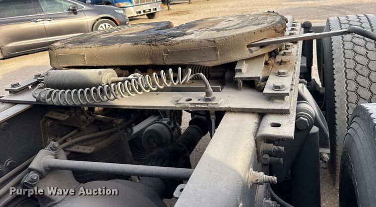 image for item ET7483 2016 Freightliner Cascadia semi truck