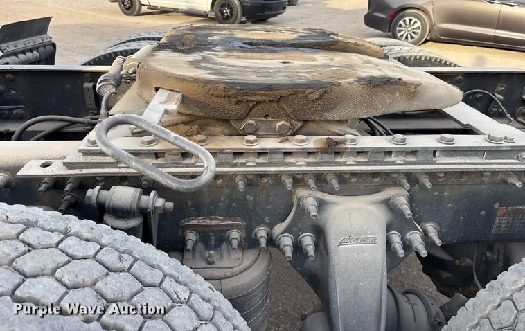 image for item ET7483 2016 Freightliner Cascadia semi truck