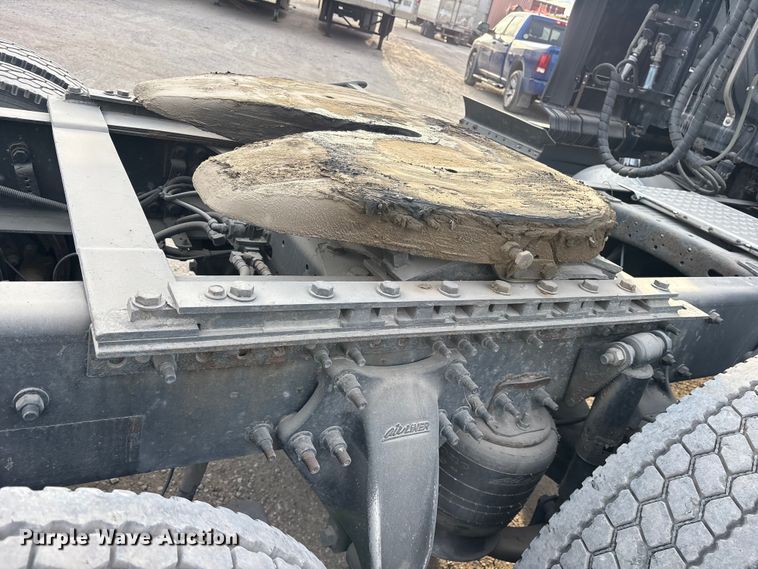 image for item ET7483 2016 Freightliner Cascadia semi truck