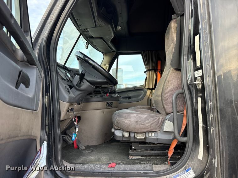 image for item ET7483 2016 Freightliner Cascadia semi truck