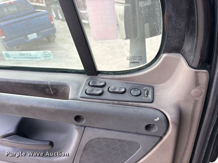 image for item ET7483 2016 Freightliner Cascadia semi truck