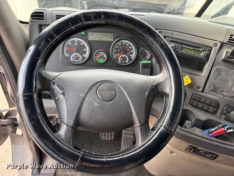 image for item ET7483 2016 Freightliner Cascadia semi truck