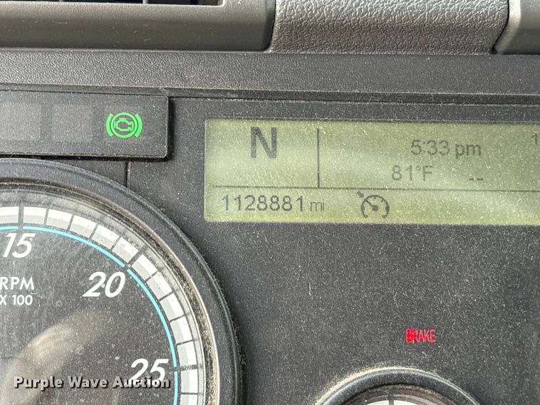 image for item ET7483 2016 Freightliner Cascadia semi truck