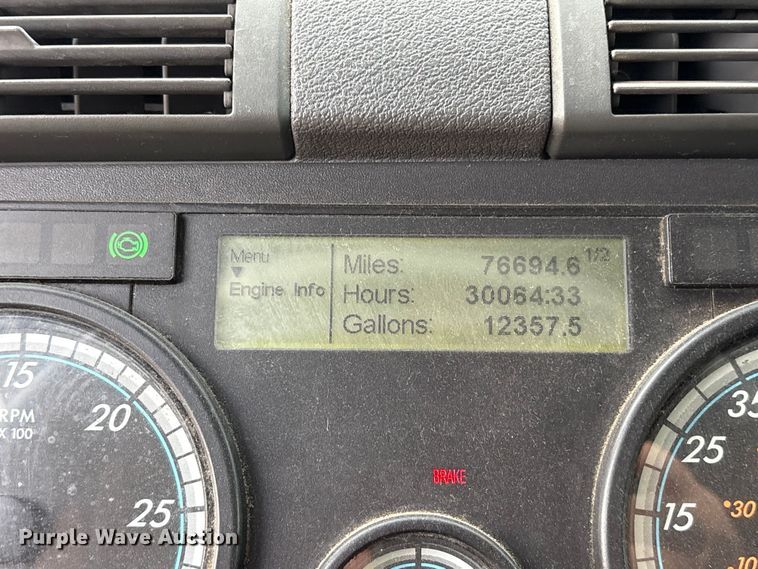 image for item ET7483 2016 Freightliner Cascadia semi truck