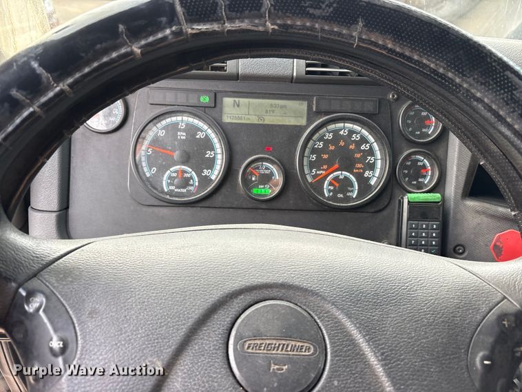 image for item ET7483 2016 Freightliner Cascadia semi truck