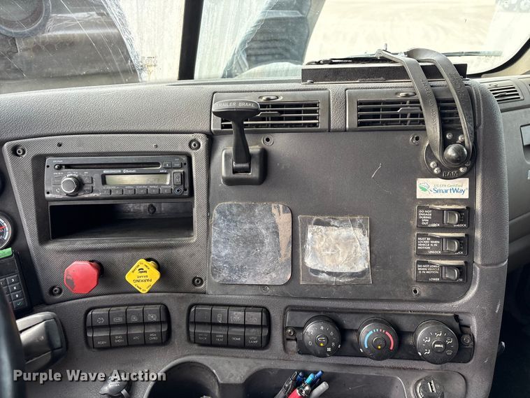 image for item ET7483 2016 Freightliner Cascadia semi truck