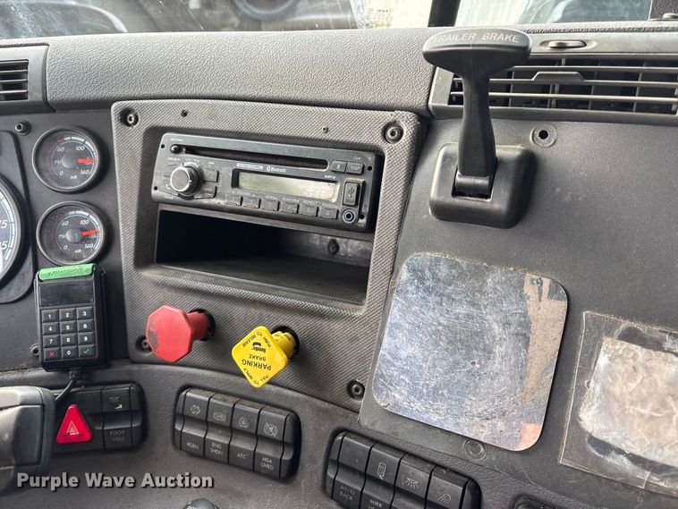 image for item ET7483 2016 Freightliner Cascadia semi truck