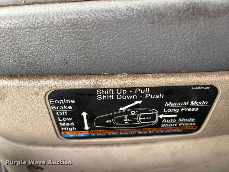 image for item ET7483 2016 Freightliner Cascadia semi truck