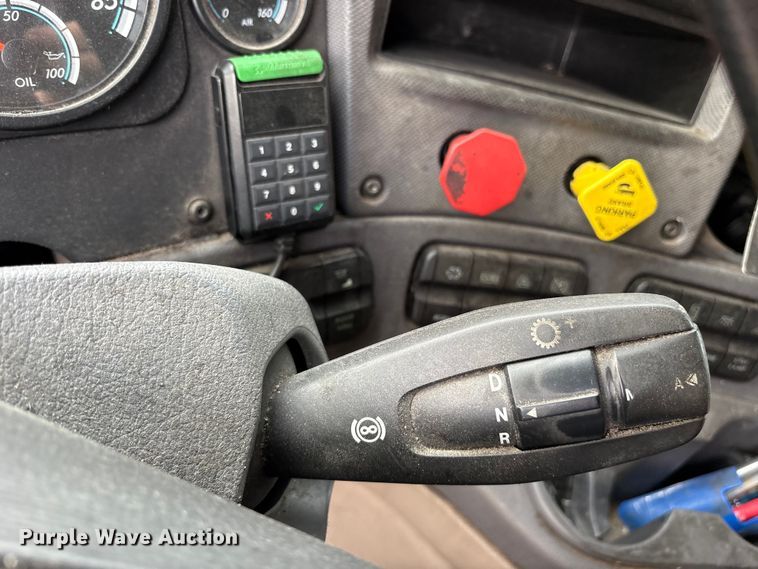 image for item ET7483 2016 Freightliner Cascadia semi truck