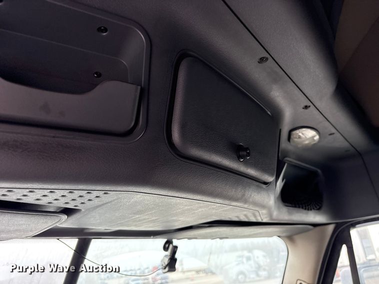 image for item ET7483 2016 Freightliner Cascadia semi truck