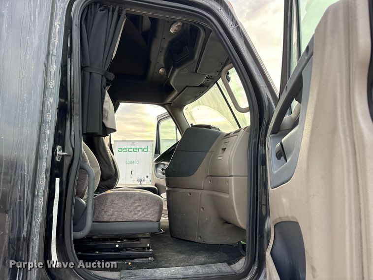 image for item ET7483 2016 Freightliner Cascadia semi truck