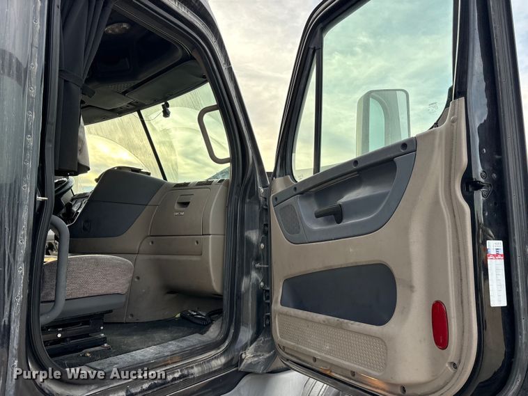 image for item ET7483 2016 Freightliner Cascadia semi truck