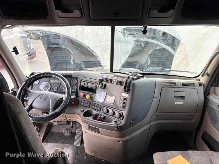 image for item ET7483 2016 Freightliner Cascadia semi truck