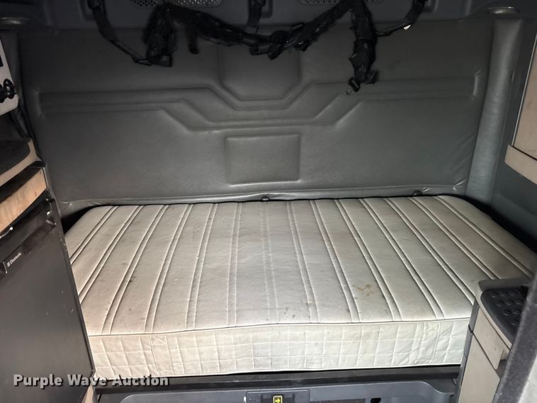 image for item ET7483 2016 Freightliner Cascadia semi truck