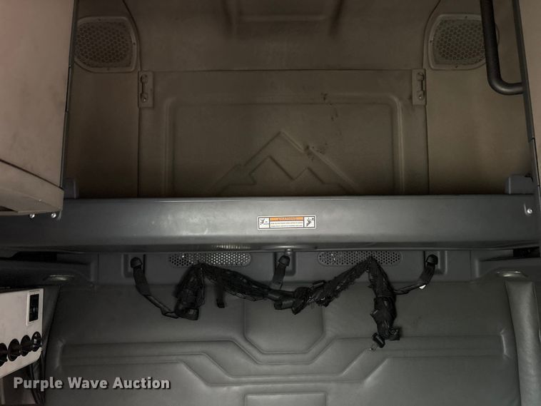 image for item ET7483 2016 Freightliner Cascadia semi truck