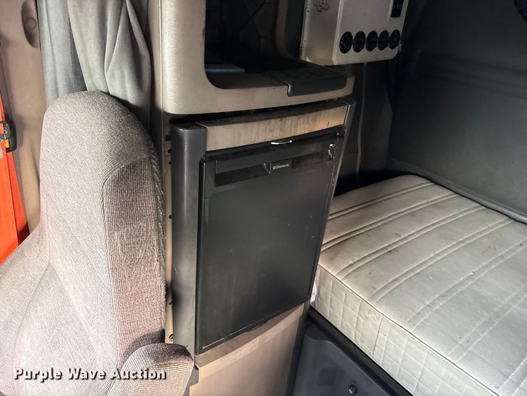 image for item ET7483 2016 Freightliner Cascadia semi truck