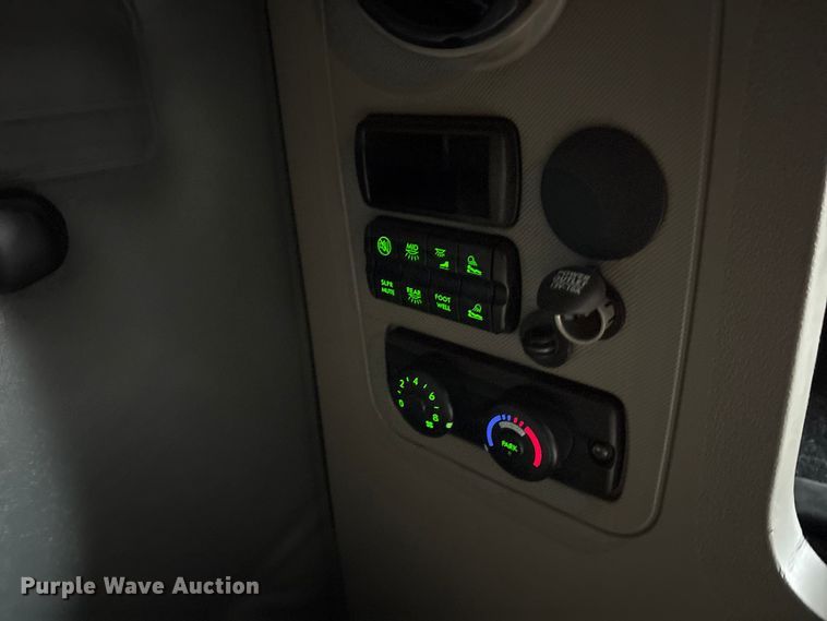 image for item ET7483 2016 Freightliner Cascadia semi truck