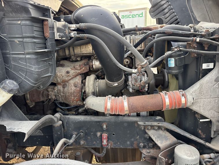 image for item ET7483 2016 Freightliner Cascadia semi truck