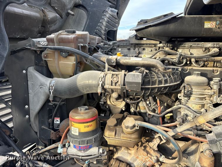 image for item ET7483 2016 Freightliner Cascadia semi truck