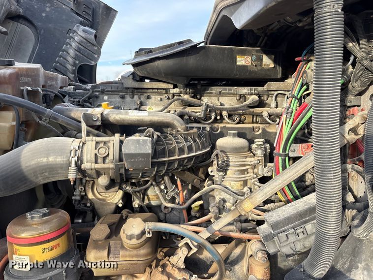 image for item ET7483 2016 Freightliner Cascadia semi truck