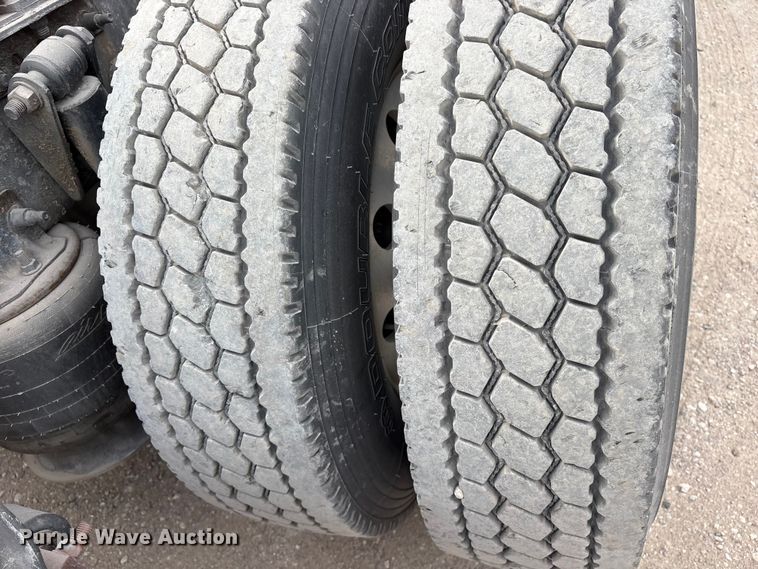 image for item ET7483 2016 Freightliner Cascadia semi truck