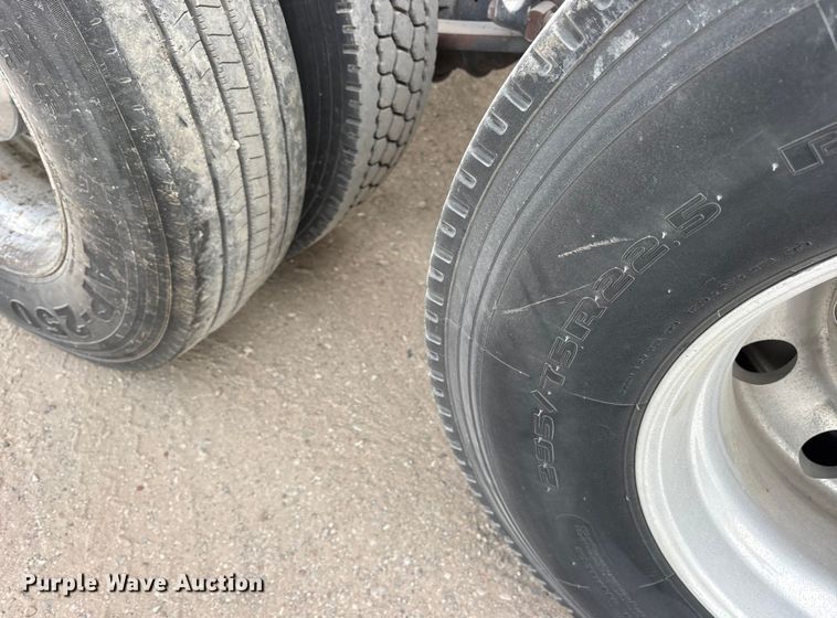 image for item ET7483 2016 Freightliner Cascadia semi truck