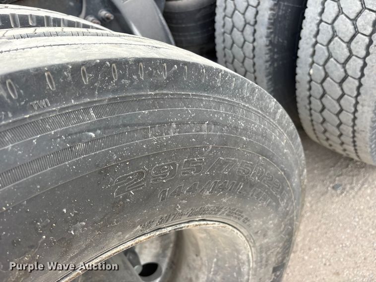 image for item ET7483 2016 Freightliner Cascadia semi truck