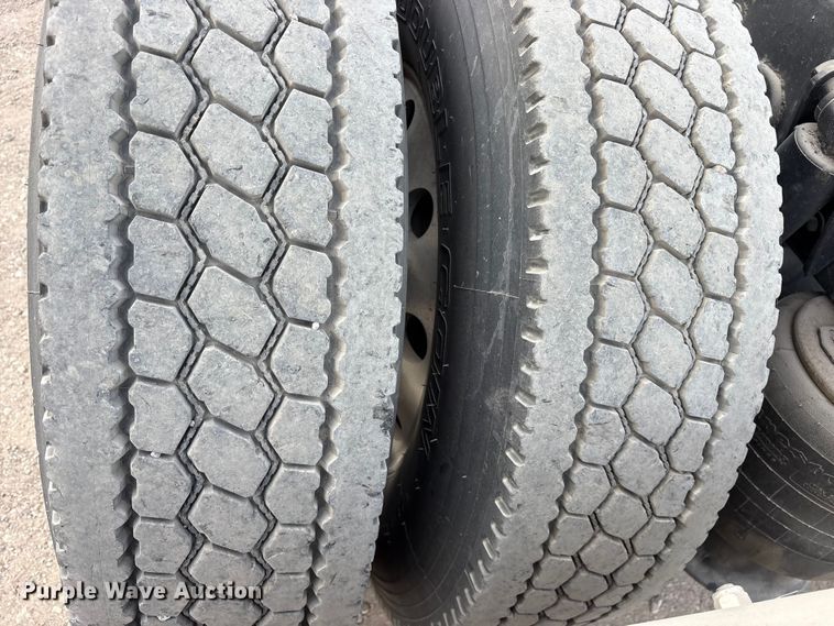 image for item ET7483 2016 Freightliner Cascadia semi truck