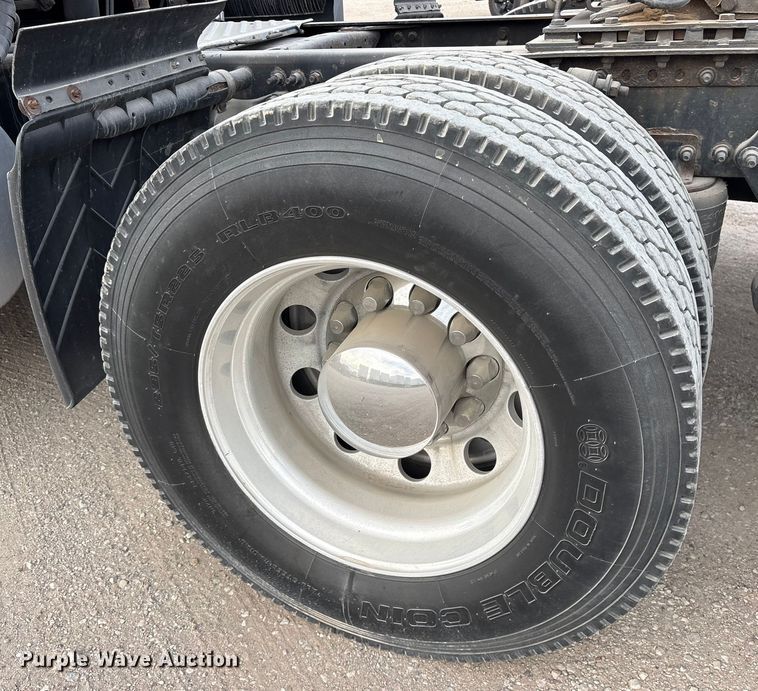 image for item ET7483 2016 Freightliner Cascadia semi truck