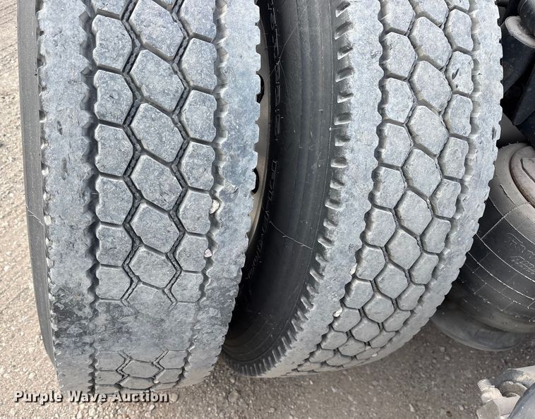 image for item ET7483 2016 Freightliner Cascadia semi truck