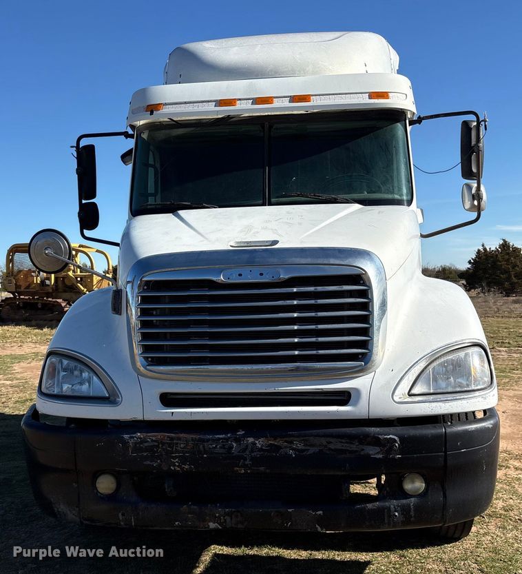 image for item ET7485 2005 Freightliner Columbia semi truck