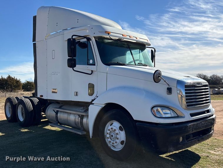 image for item ET7485 2005 Freightliner Columbia semi truck