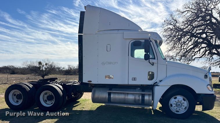 image for item ET7485 2005 Freightliner Columbia semi truck
