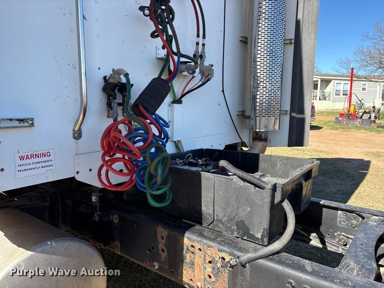 image for item ET7485 2005 Freightliner Columbia semi truck