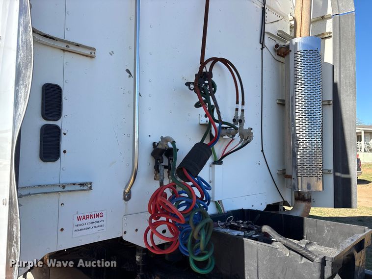 image for item ET7485 2005 Freightliner Columbia semi truck