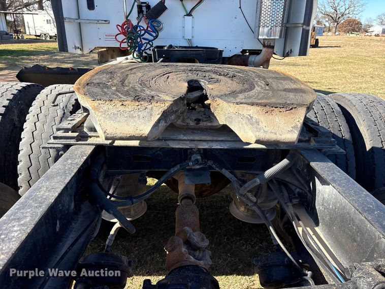 image for item ET7485 2005 Freightliner Columbia semi truck