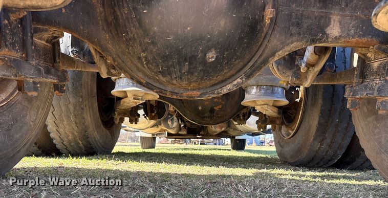 image for item ET7485 2005 Freightliner Columbia semi truck