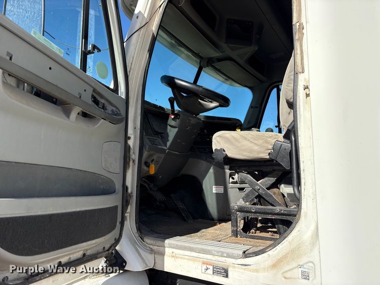 image for item ET7485 2005 Freightliner Columbia semi truck