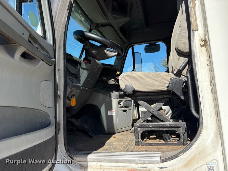 image for item ET7485 2005 Freightliner Columbia semi truck