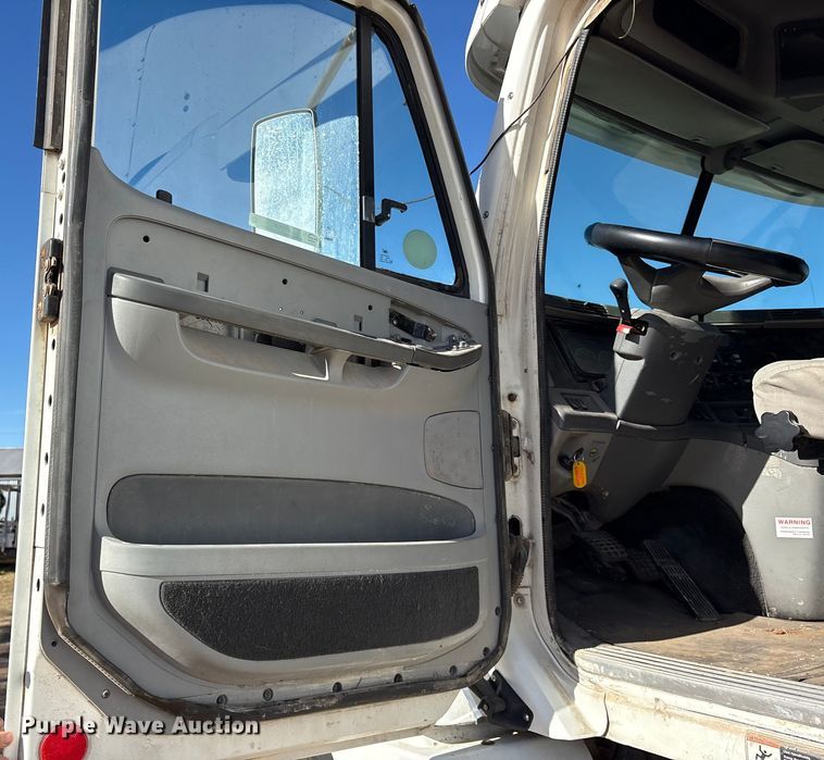 image for item ET7485 2005 Freightliner Columbia semi truck