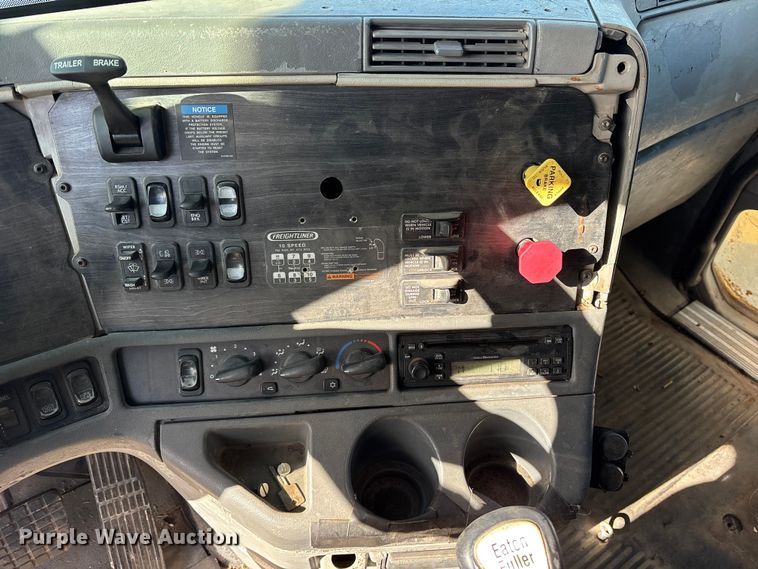 image for item ET7485 2005 Freightliner Columbia semi truck