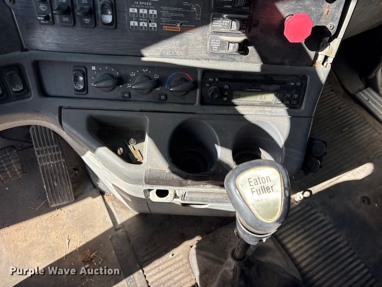 image for item ET7485 2005 Freightliner Columbia semi truck