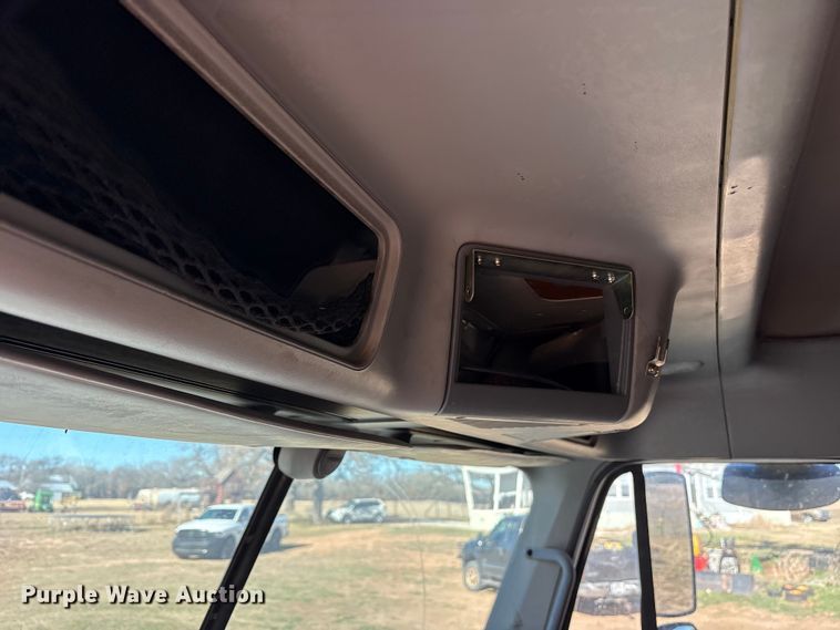 image for item ET7485 2005 Freightliner Columbia semi truck