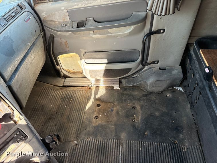 image for item ET7485 2005 Freightliner Columbia semi truck