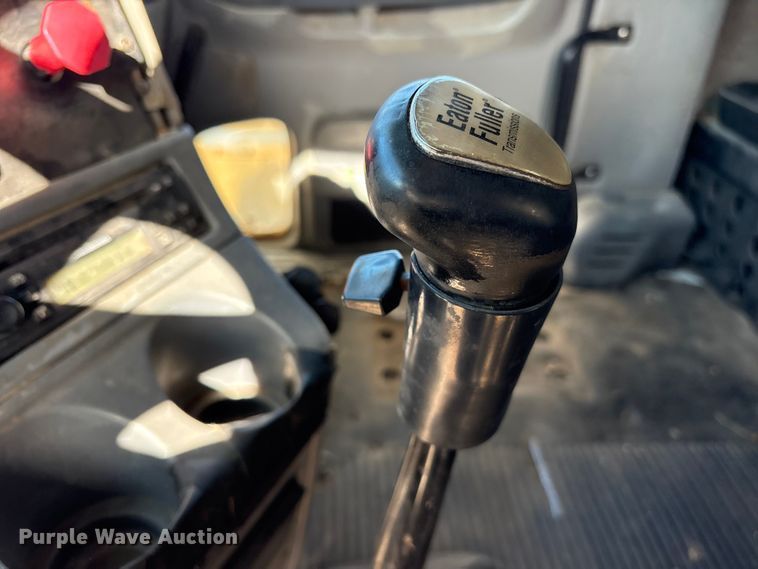 image for item ET7485 2005 Freightliner Columbia semi truck