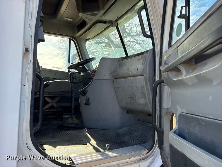 image for item ET7485 2005 Freightliner Columbia semi truck